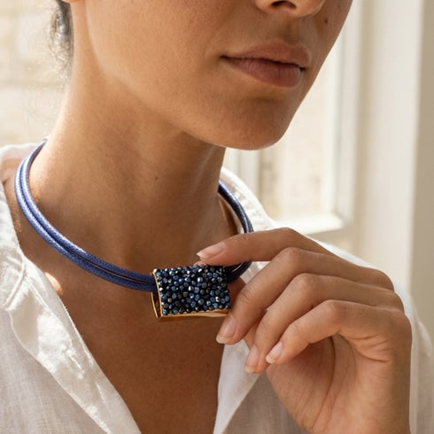 CARMEN BLUE| שרשרת קצרה בציפוי זהב וקריסטלים