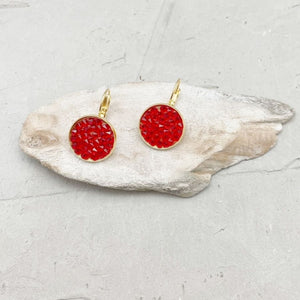 LOLA RED|עגילי קריסטלים קצרים בציפוי זהב